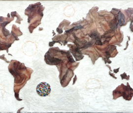 derive planisfero tecnica mista su cemento, reperti organici marini, lapis, metacrilato, plastica, resina. cm 120x90 anno 2026.